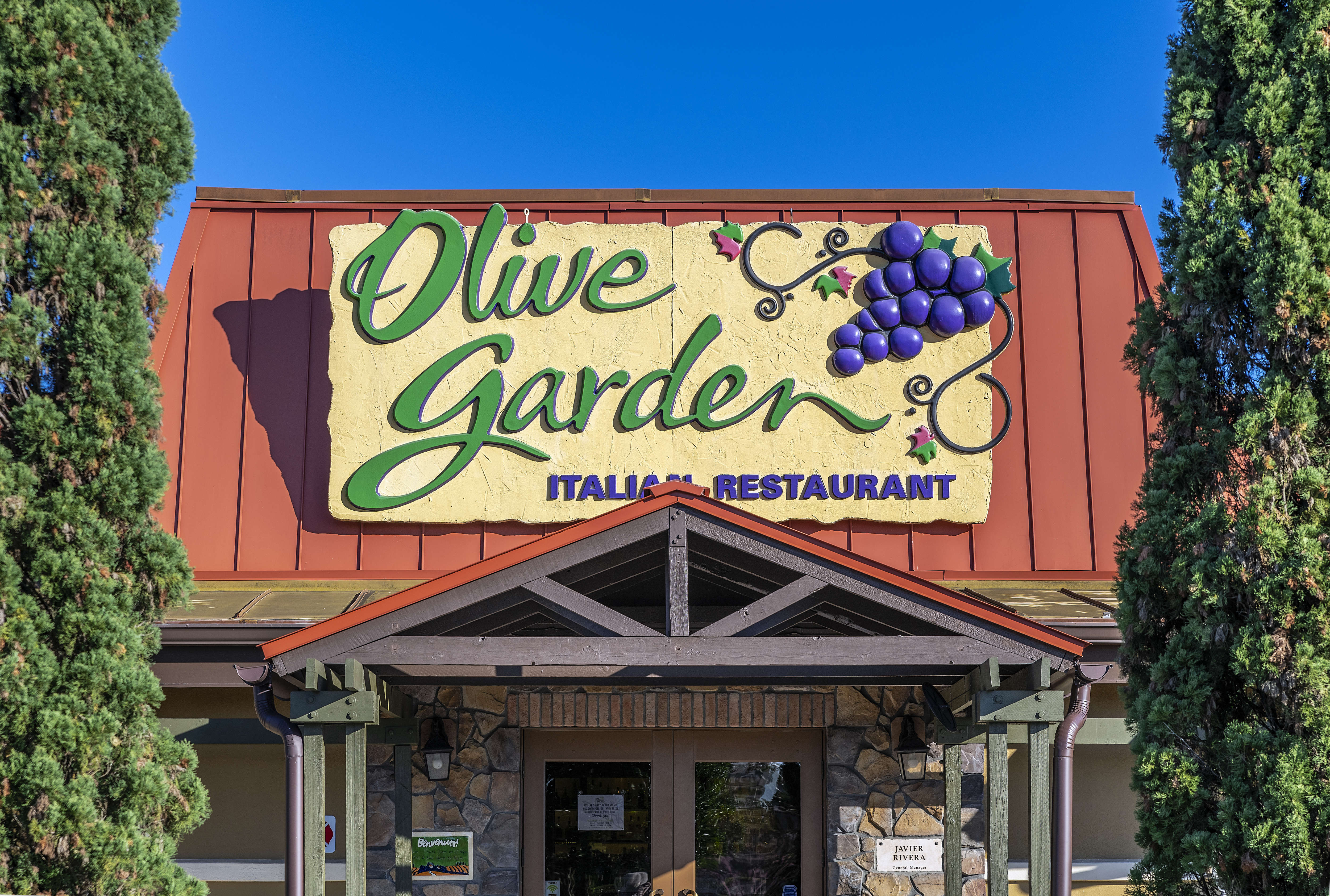 Olive Garden restaurant exterior.
